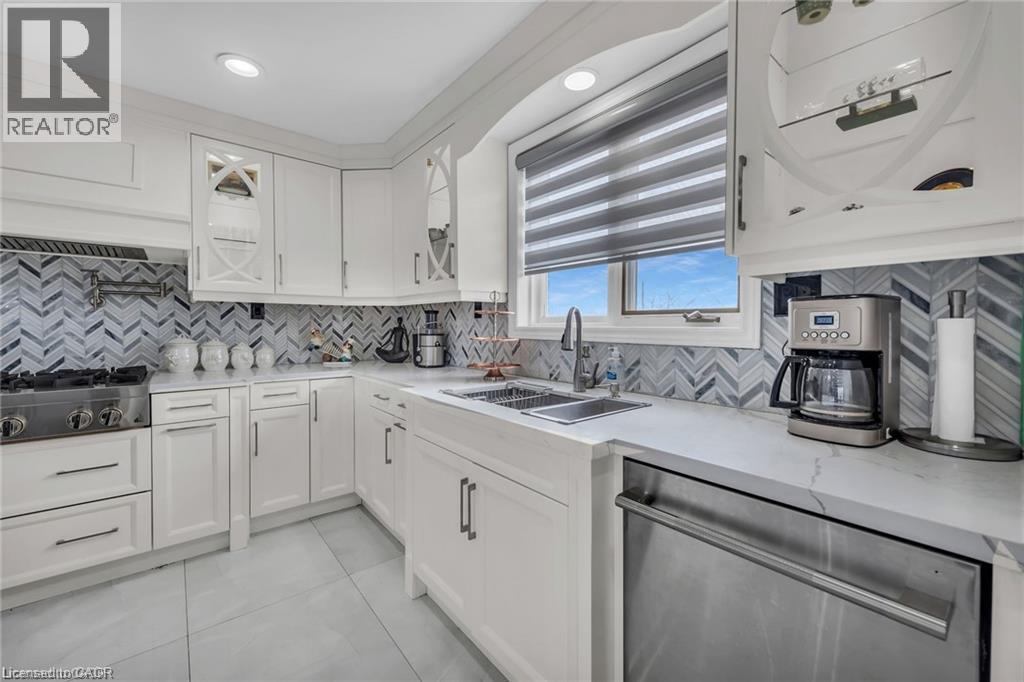 283 Second Road E Property Photo 9