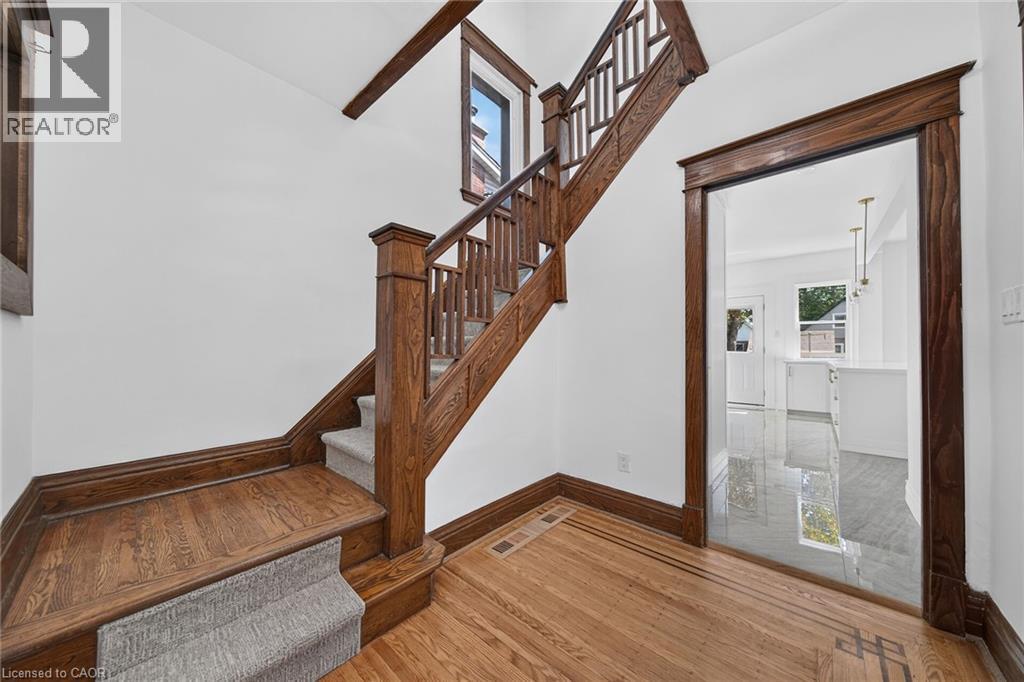 229 Park Row S Property Photo 4