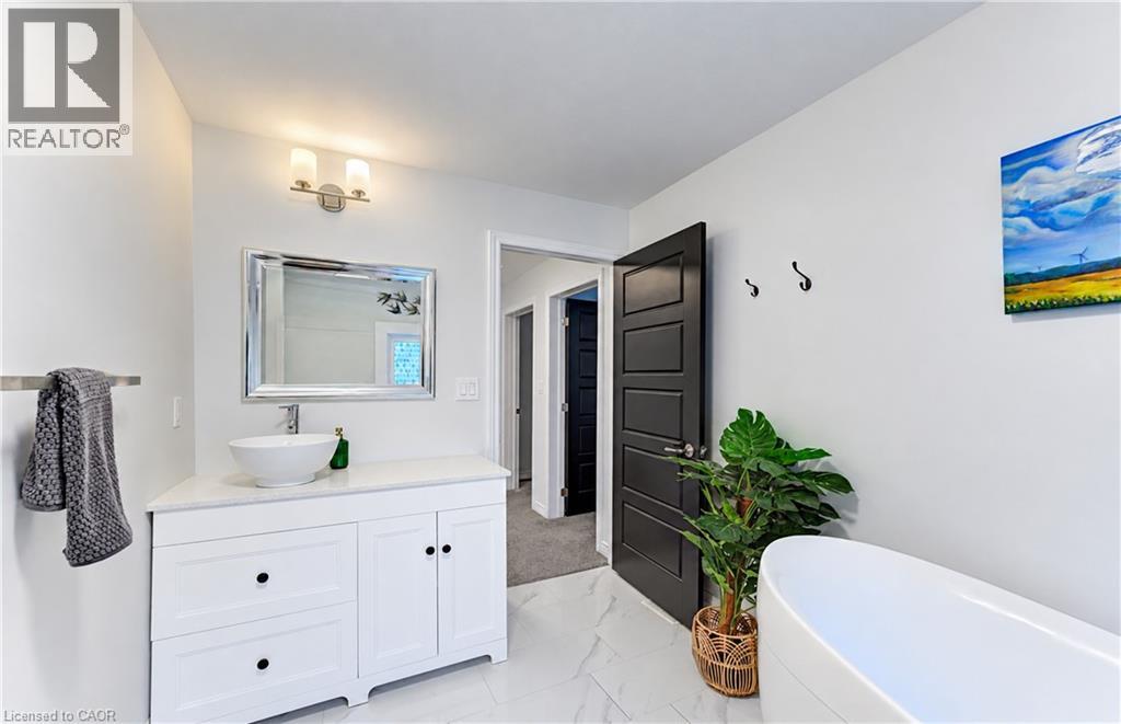 55 Queen Street W Property Photo 24