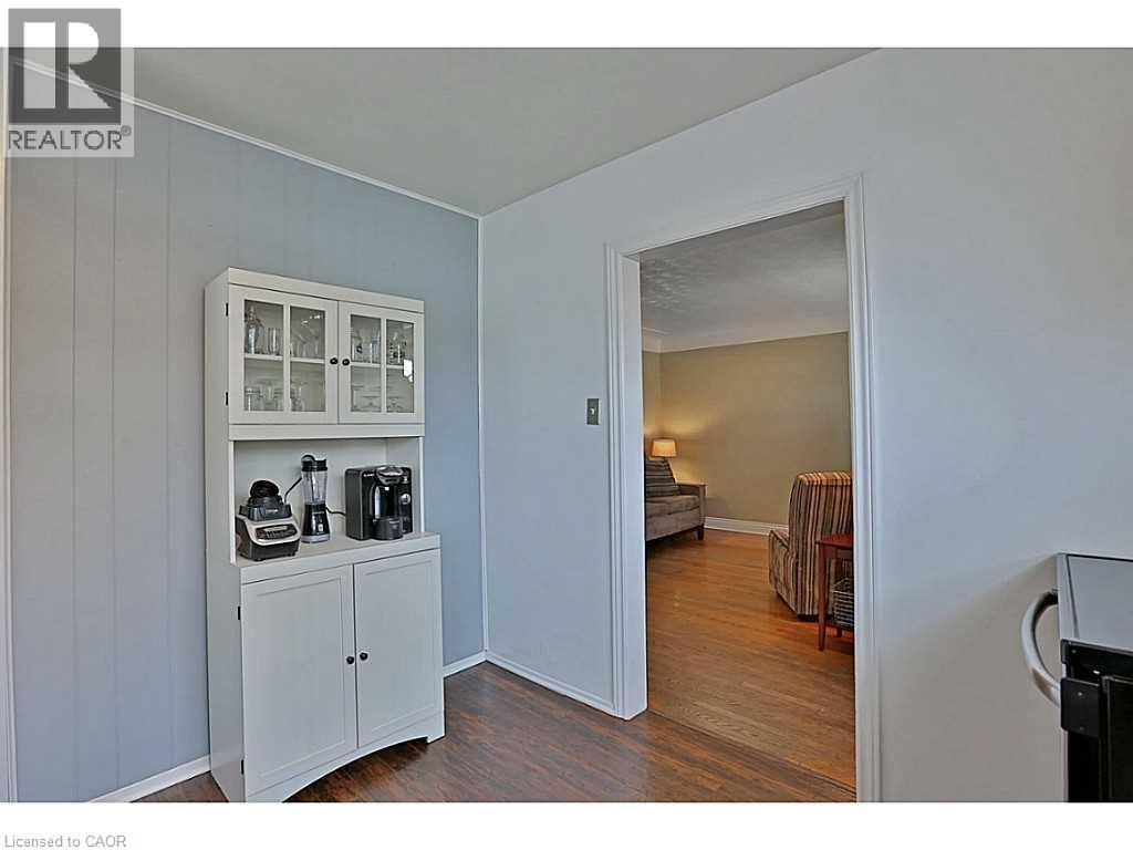 606 Brucedale Avenue E Unit# Upper Lvl Property Photo 8