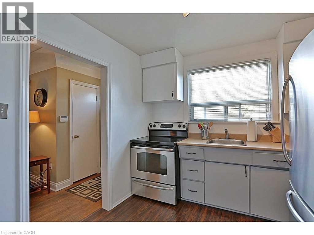 606 Brucedale Avenue E Unit# Upper Lvl Property Photo 9