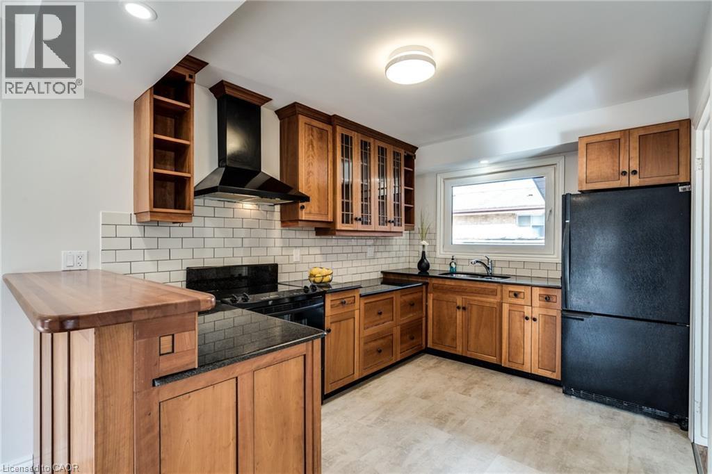 116 Mohawk Road W Property Photo 9