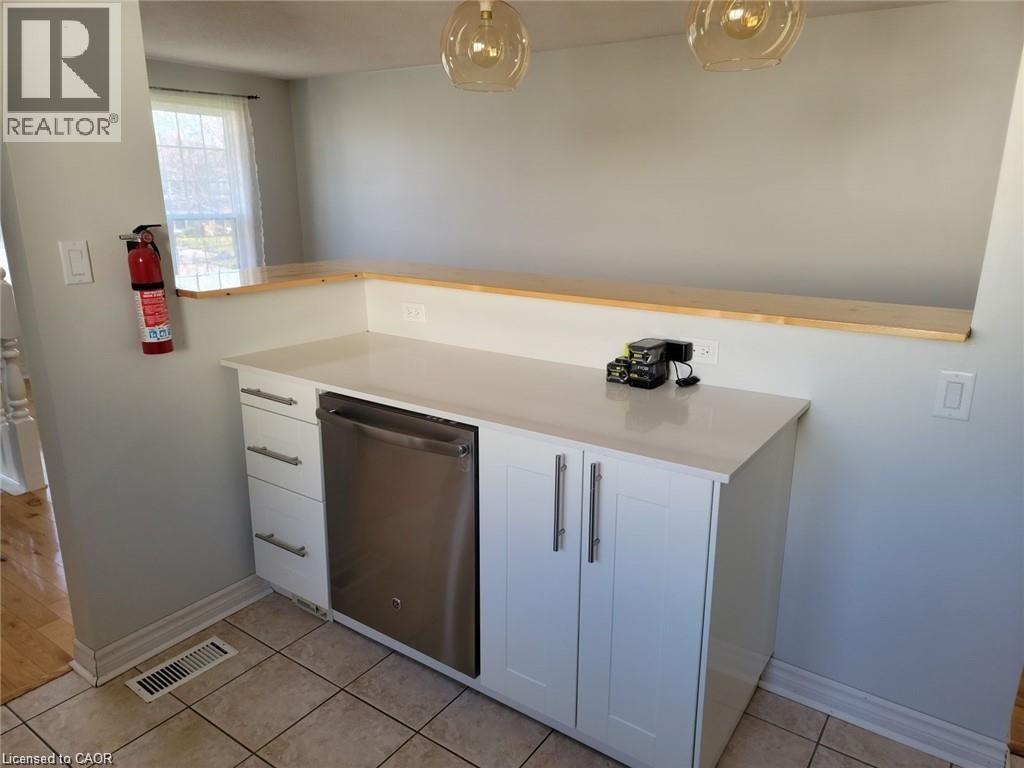37 Fox Trail Unit# Upper Property Photo 7