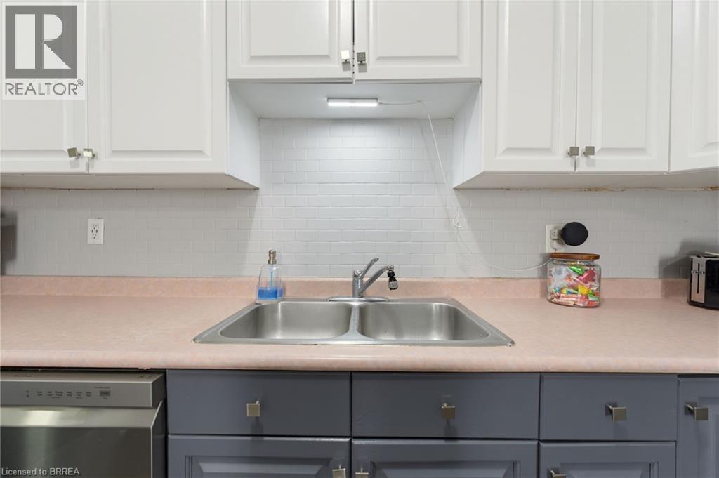 256 Dundas Street Property Photo 6