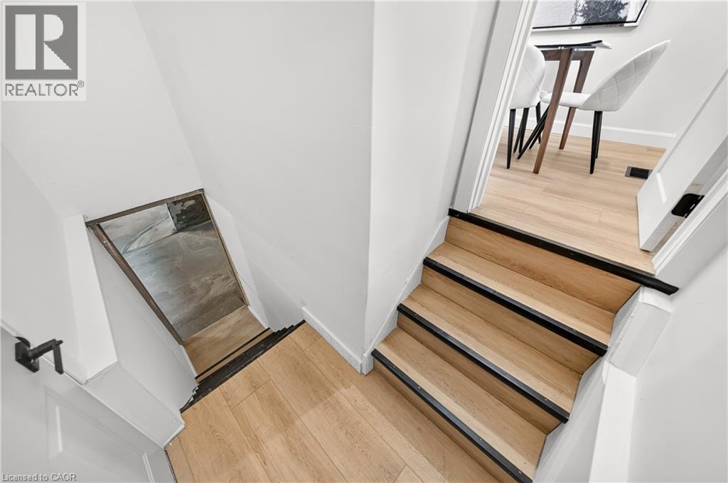 51 Queen Street S Property Photo 32