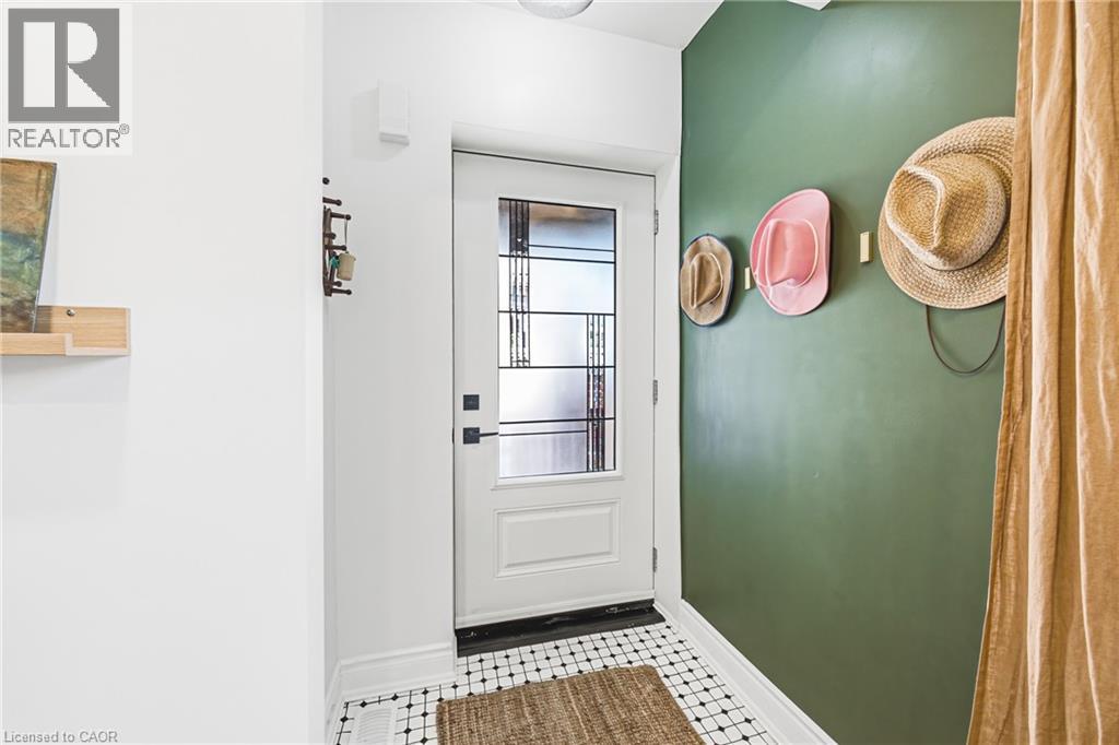 255 Weir Street N Property Photo 4