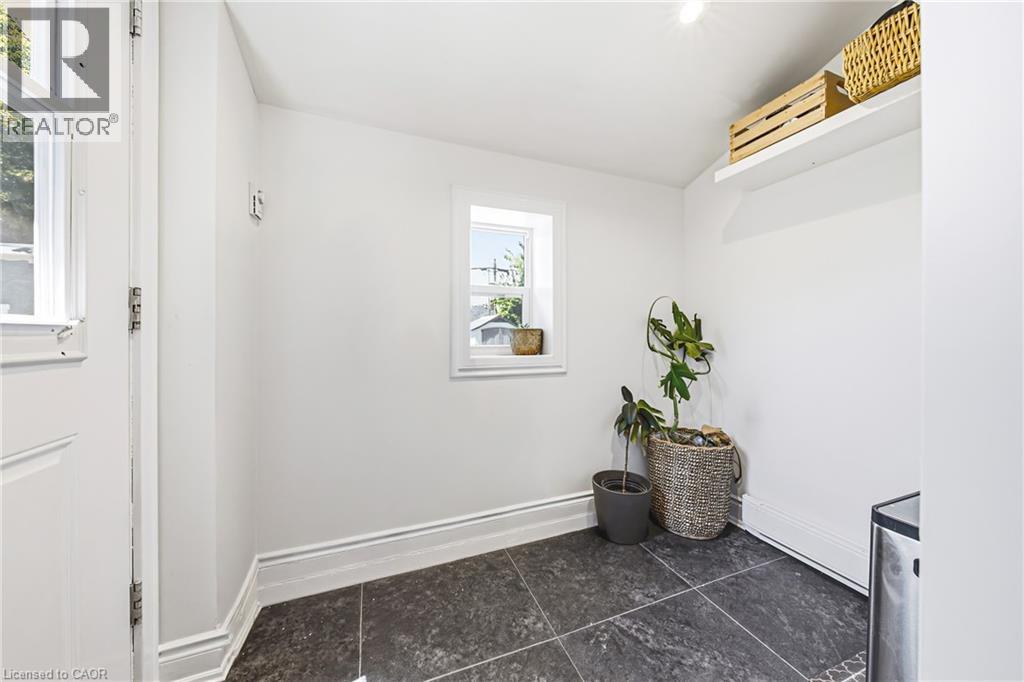 255 Weir Street N Property Photo 14