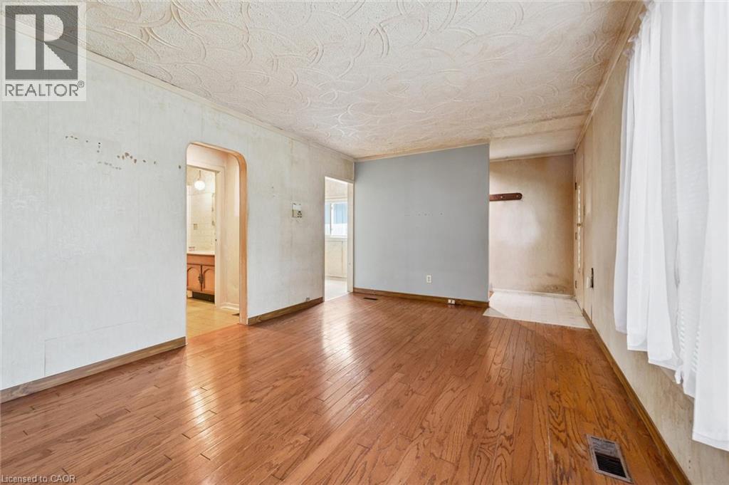 127 Spadina Road E Property Photo 3