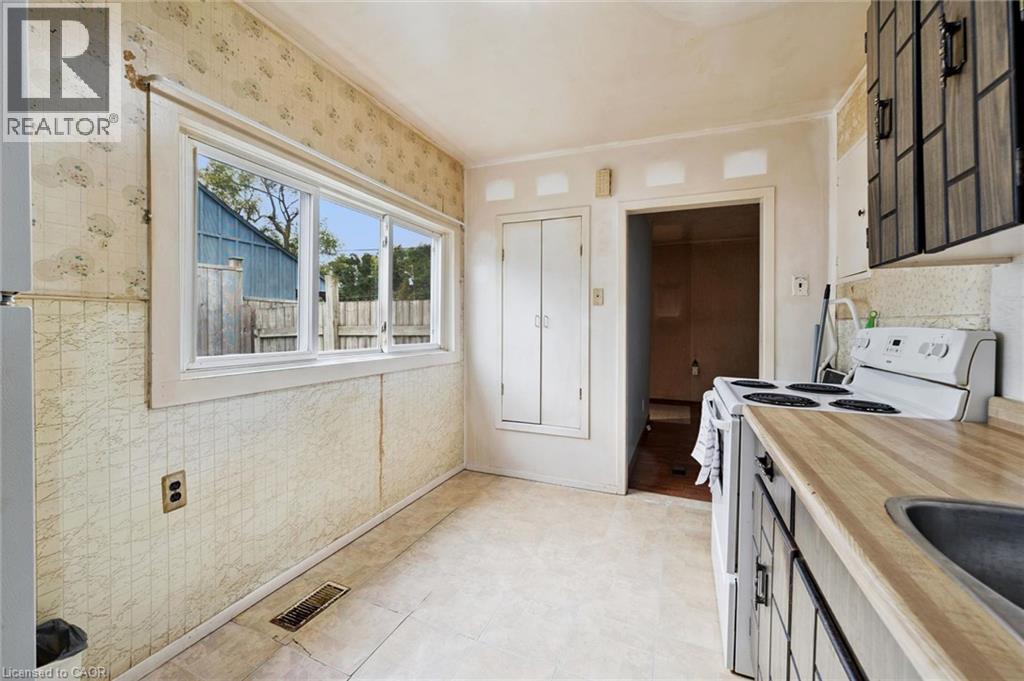 127 Spadina Road E Property Photo 6