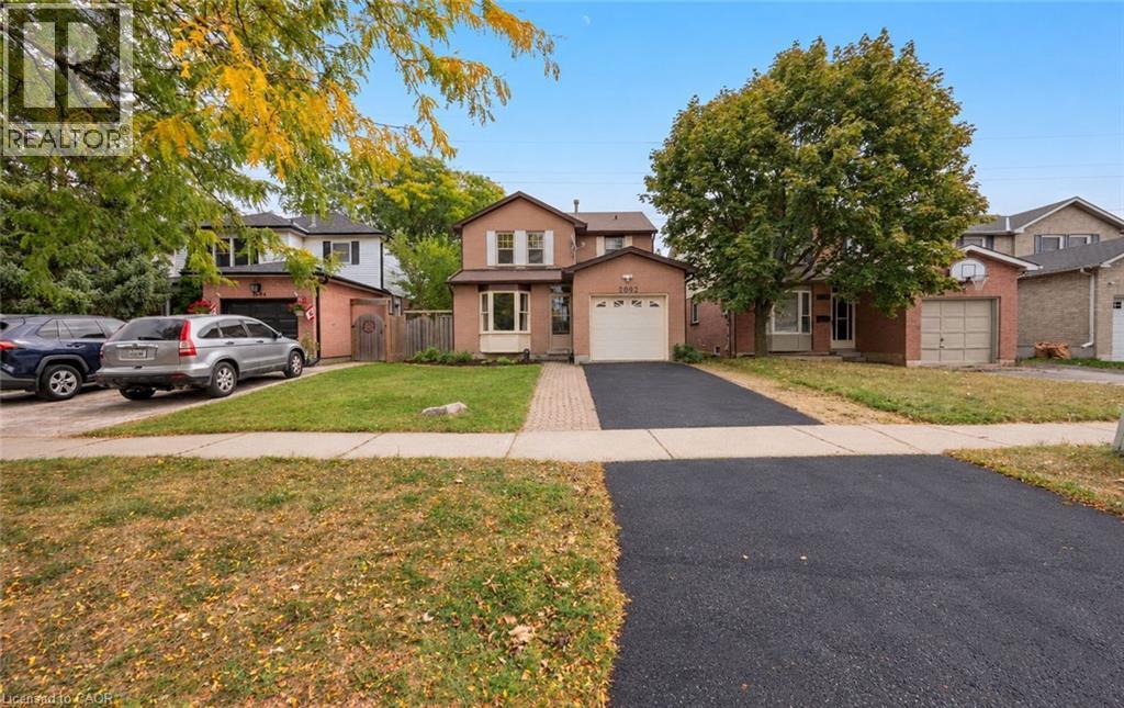 2092 Hunt Crescent Property Photo 2