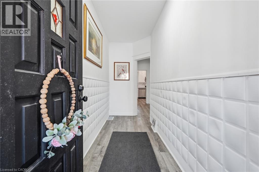 26 Sherman Avenue N Property Photo 3