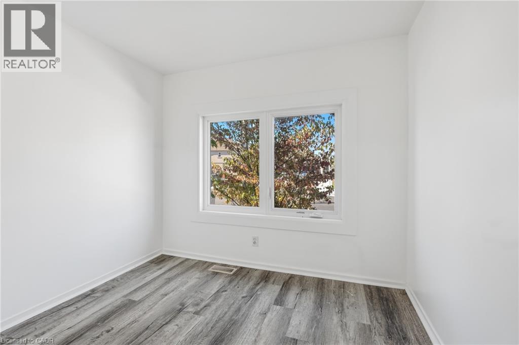 26 Sherman Avenue N Property Photo 12