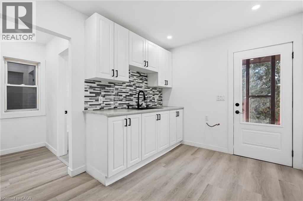 26 Sherman Avenue N Property Photo 25