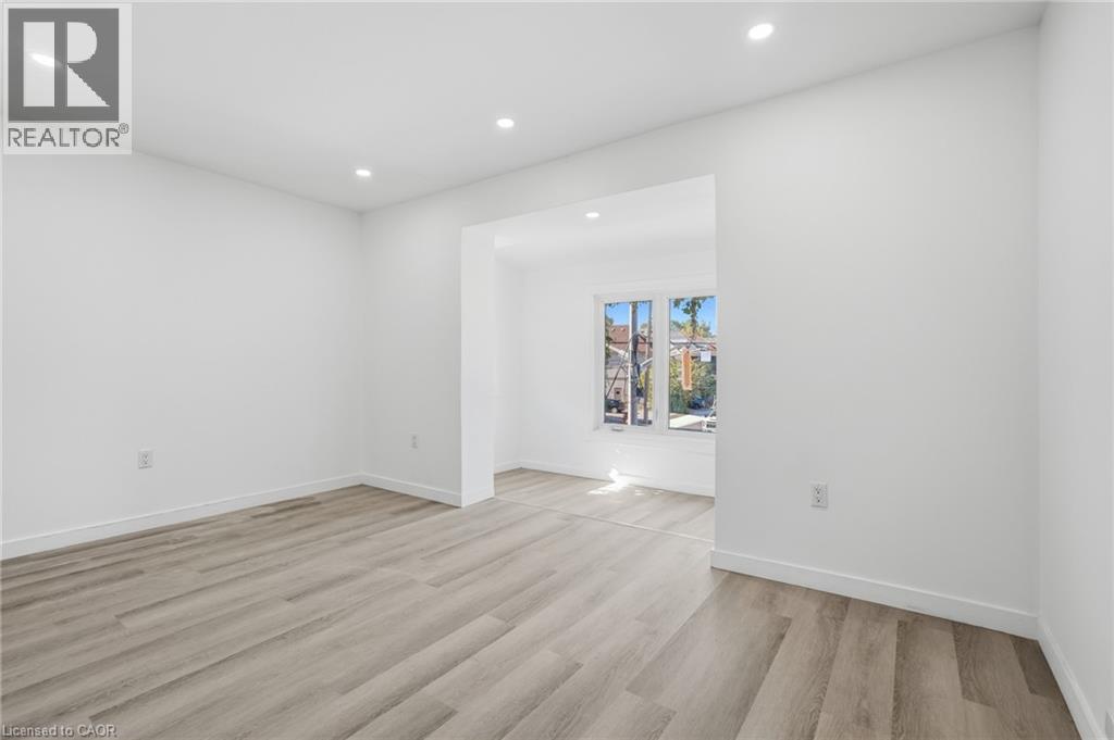 26 Sherman Avenue N Property Photo 26
