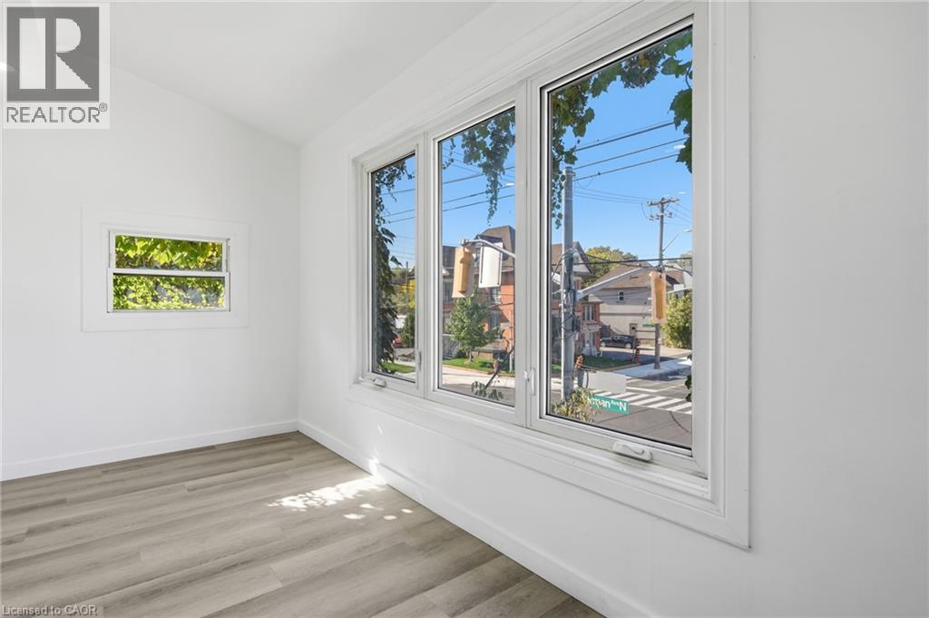 26 Sherman Avenue N Property Photo 28