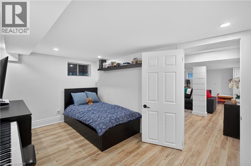 486 East 38th Street Property Photo 40