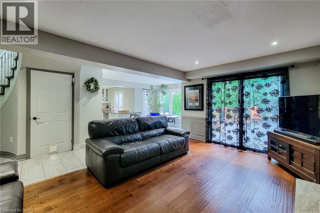 29 Woodside Square Property Photo 14
