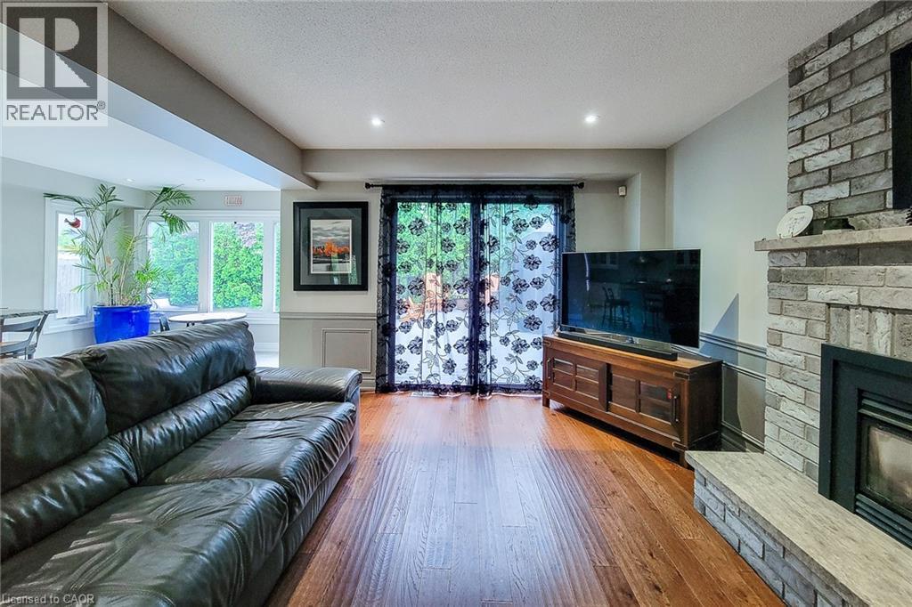 29 Woodside Square Property Photo 17