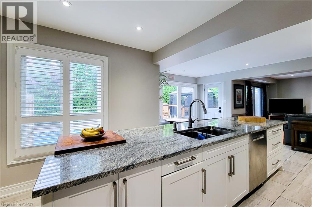 29 Woodside Square Property Photo 24