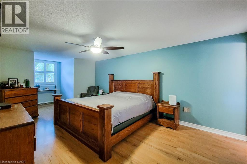 29 Woodside Square Property Photo 32