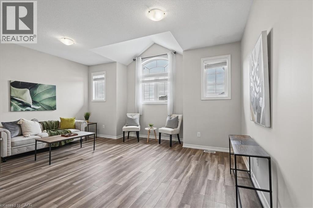 100 Links Crescent Property Photo 22