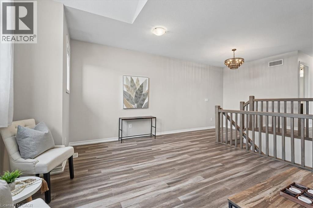 100 Links Crescent Property Photo 23