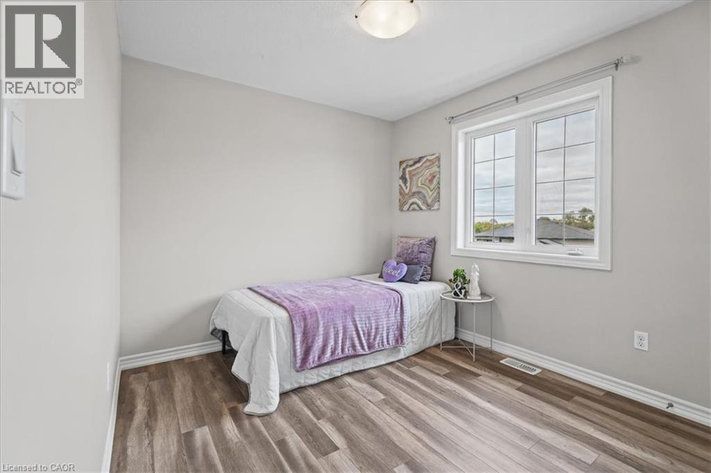100 Links Crescent Property Photo 30