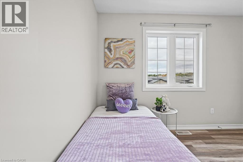 100 Links Crescent Property Photo 31
