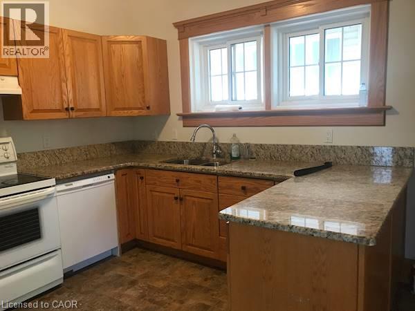 36 Wellington Street N Property Photo 13