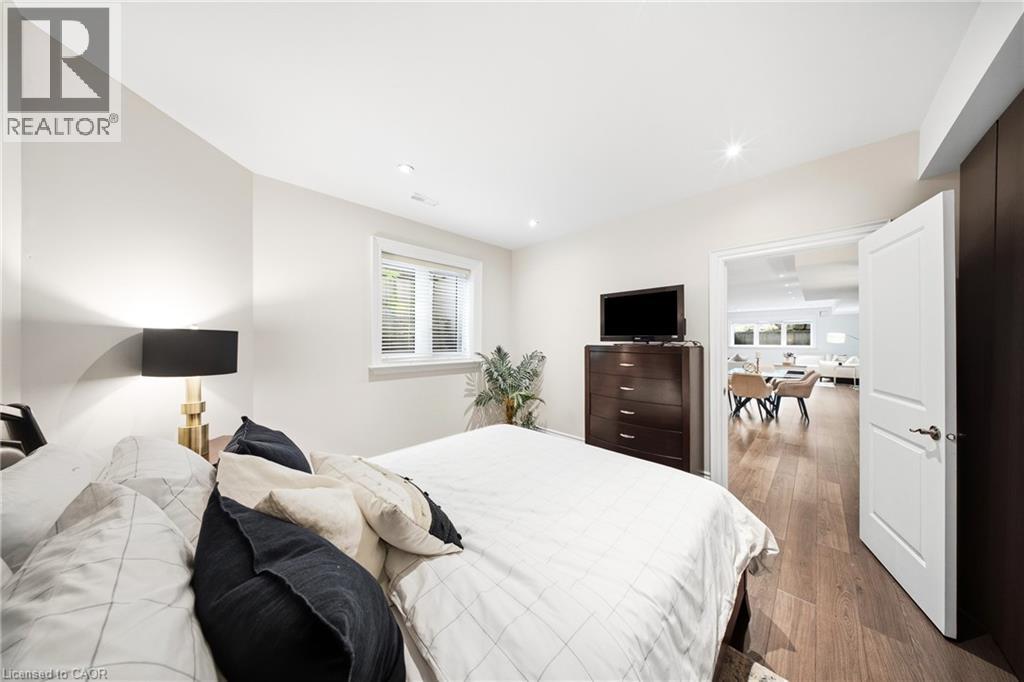 1098 Lakeshore Road W Property Photo 35