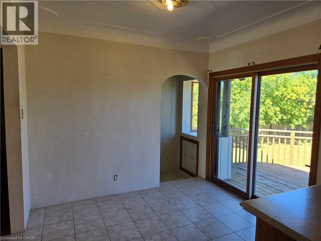538 Main Street W Property Photo 8
