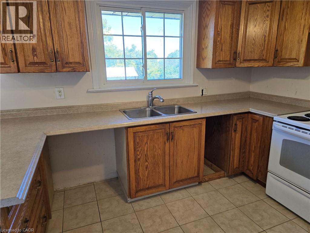 538 Main Street W Property Photo 9
