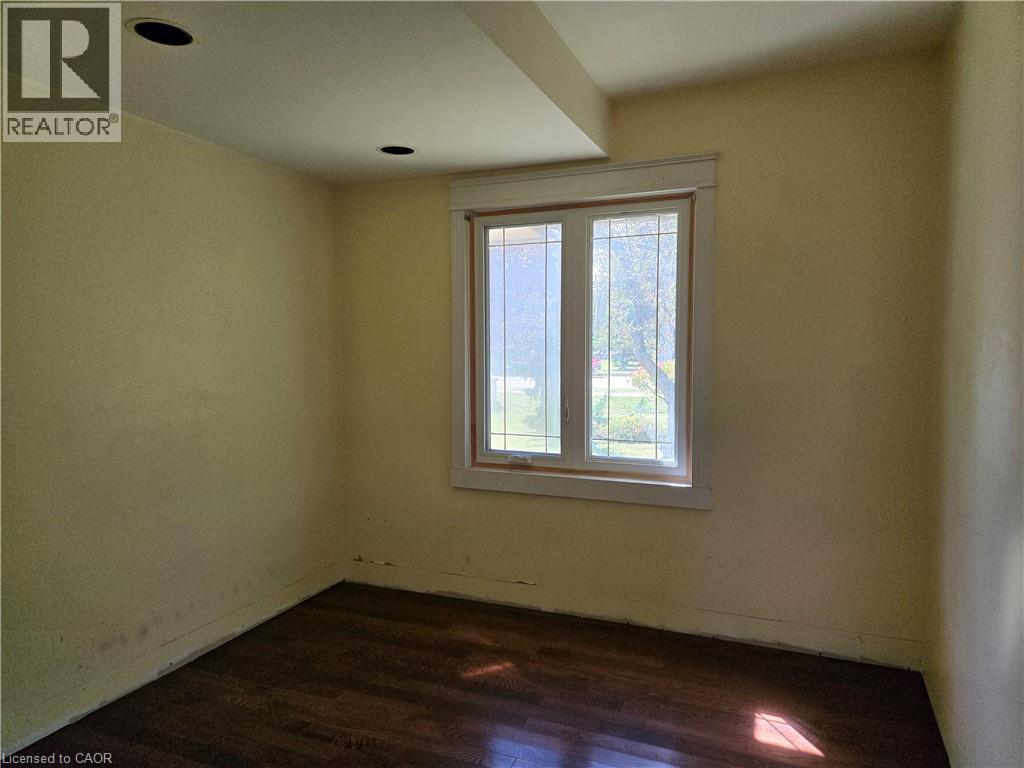 538 Main Street W Property Photo 17