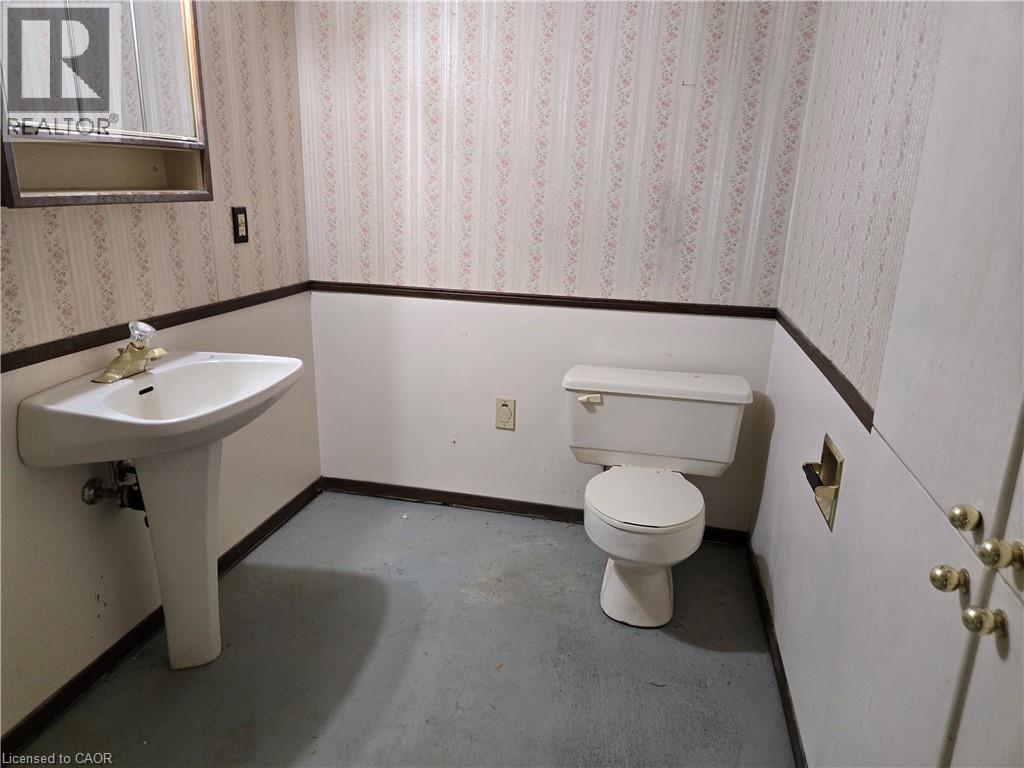 538 Main Street W Property Photo 21