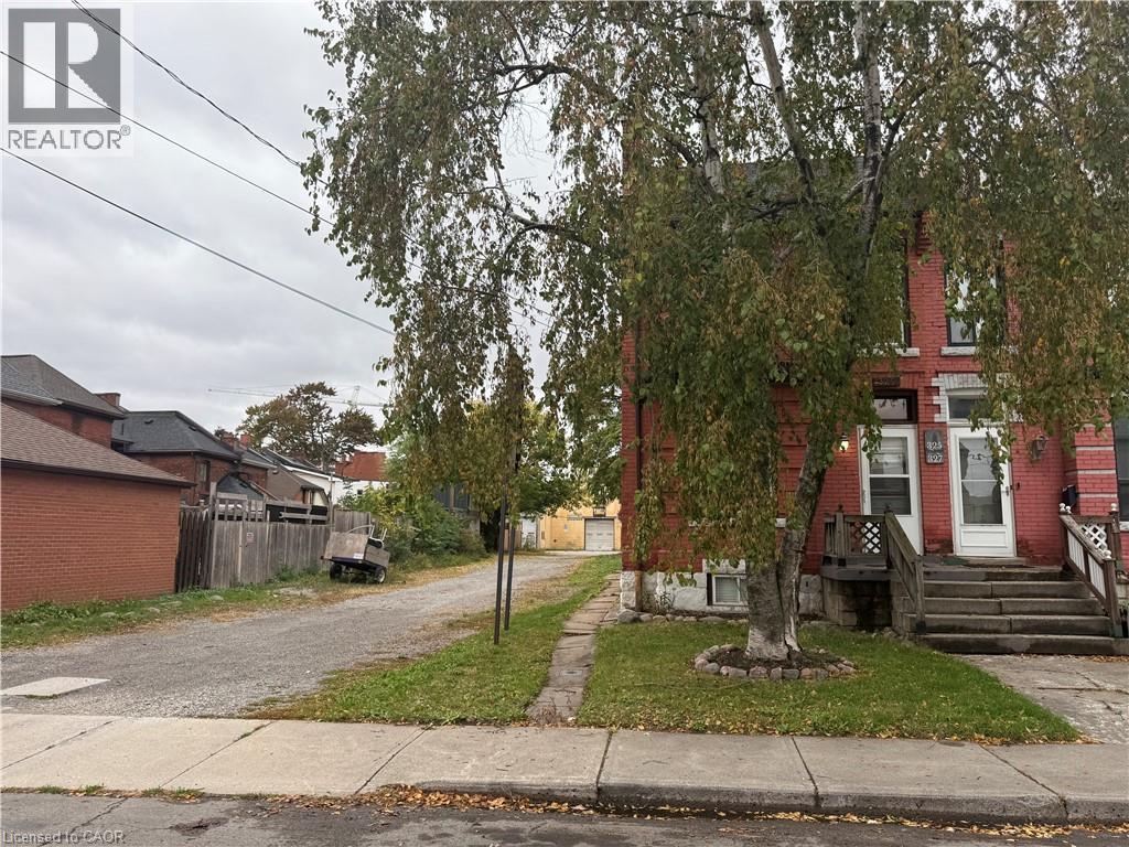 325 Catharine Street N Property Photo 2