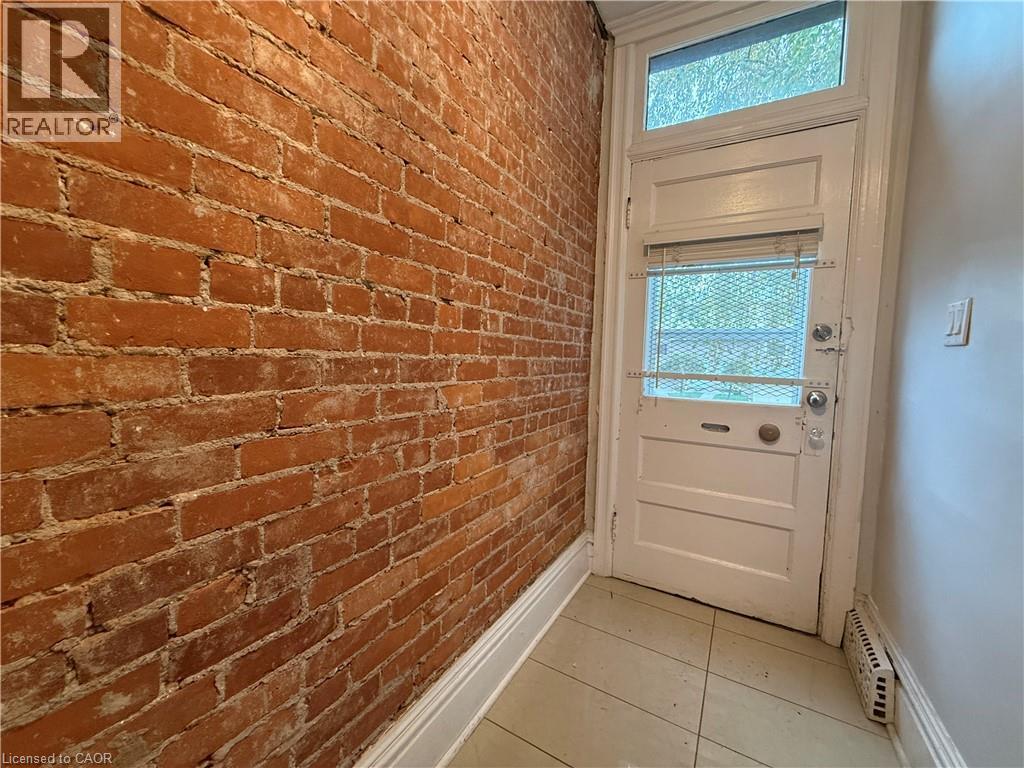 325 Catharine Street N Property Photo 4
