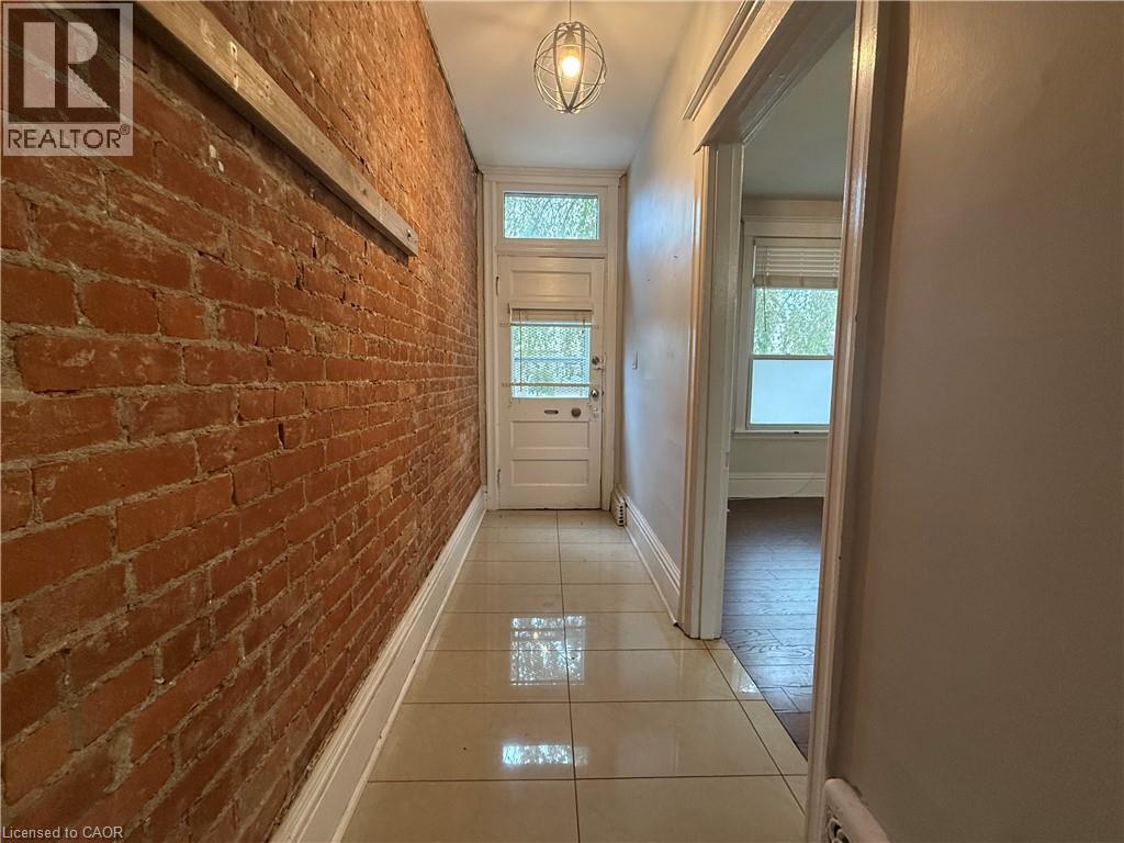 325 Catharine Street N Property Photo 5