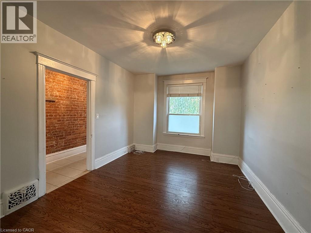 325 Catharine Street N Property Photo 6