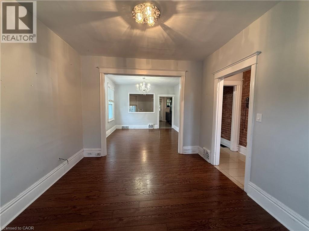 325 Catharine Street N Property Photo 8