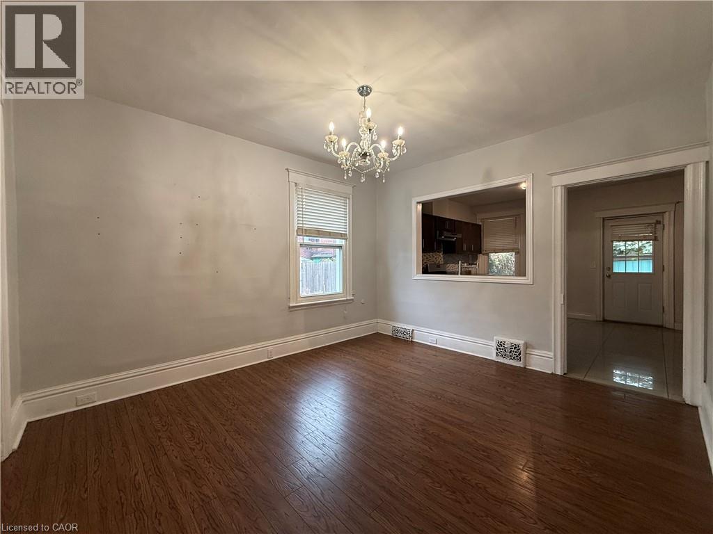 325 Catharine Street N Property Photo 11