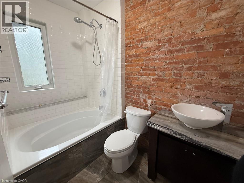 325 Catharine Street N Property Photo 17