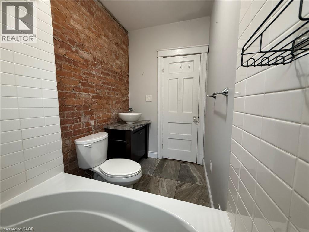 325 Catharine Street N Property Photo 18