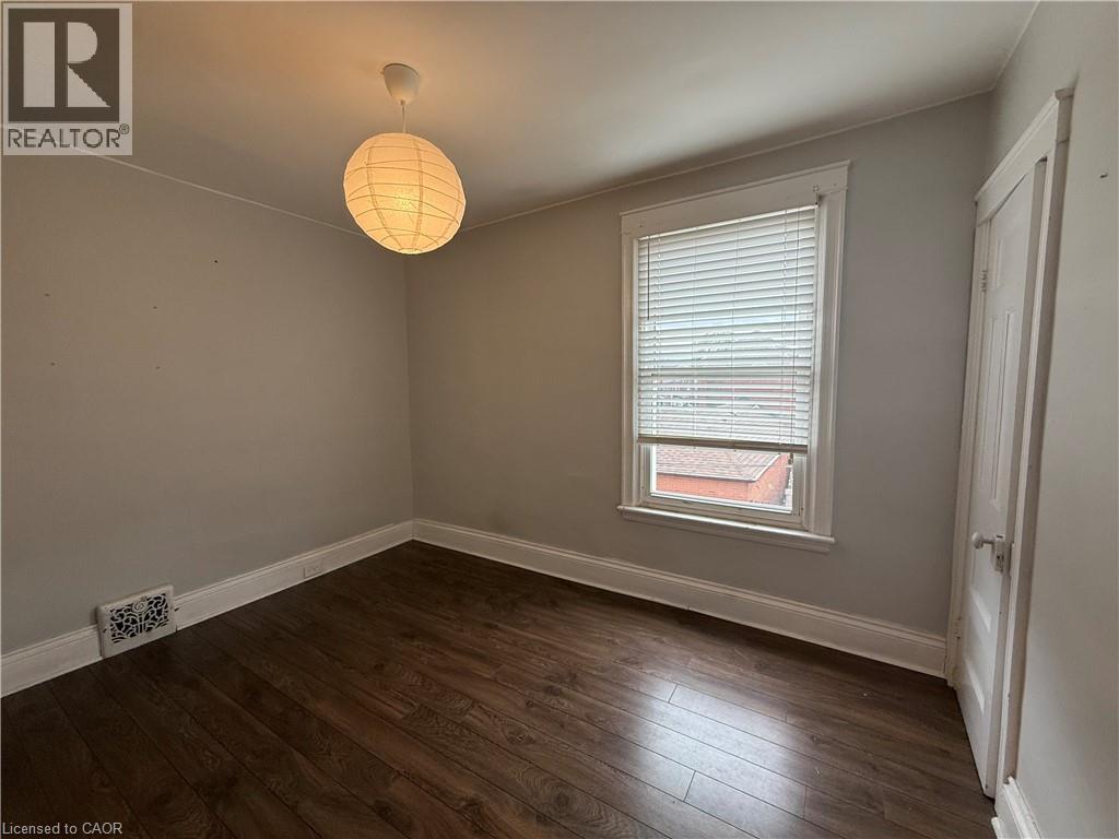 325 Catharine Street N Property Photo 22