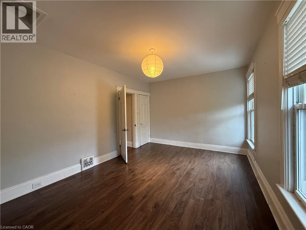 325 Catharine Street N Property Photo 25