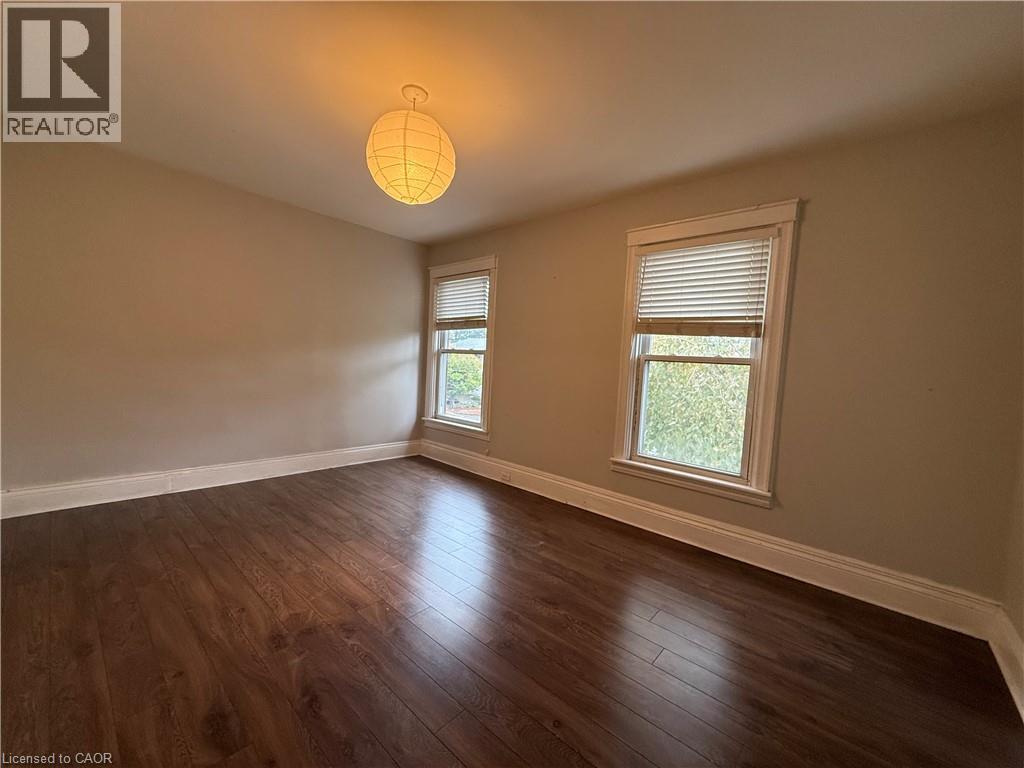 325 Catharine Street N Property Photo 26