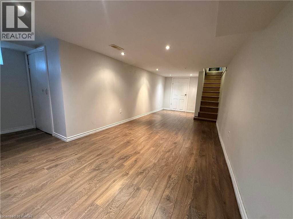 325 Catharine Street N Property Photo 27