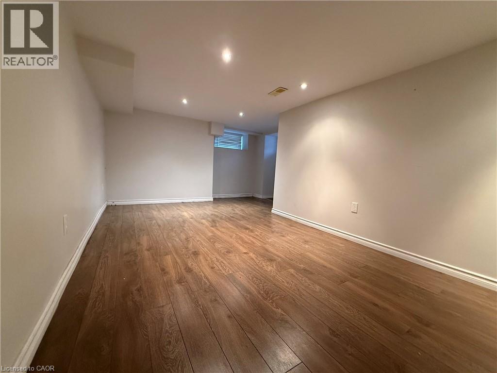 325 Catharine Street N Property Photo 28