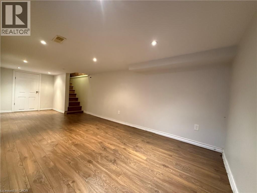 325 Catharine Street N Property Photo 29