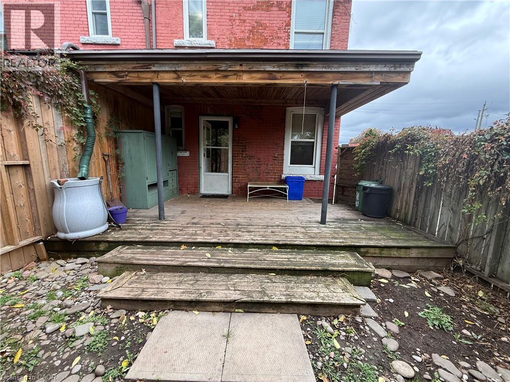 325 Catharine Street N Property Photo 32