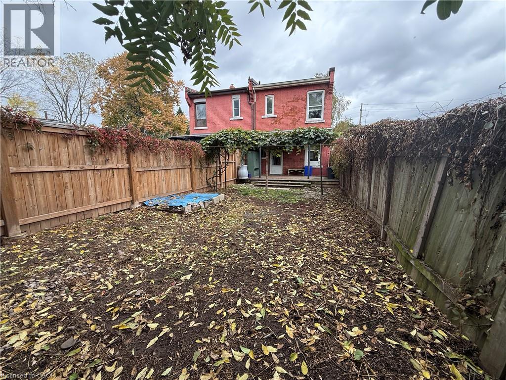 325 Catharine Street N Property Photo 34